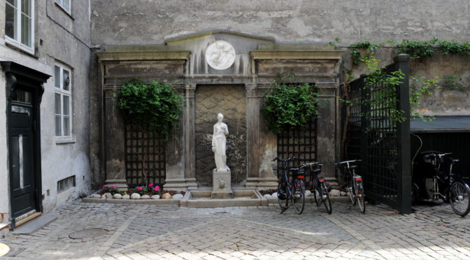 Hebe i baggården