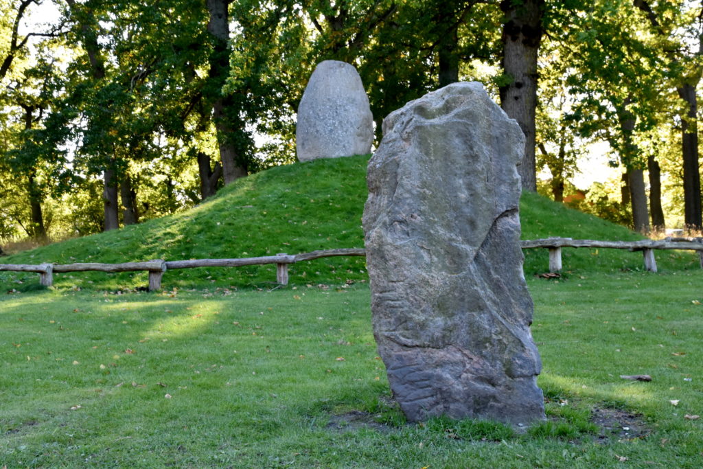 Runesten foran gravhøj.